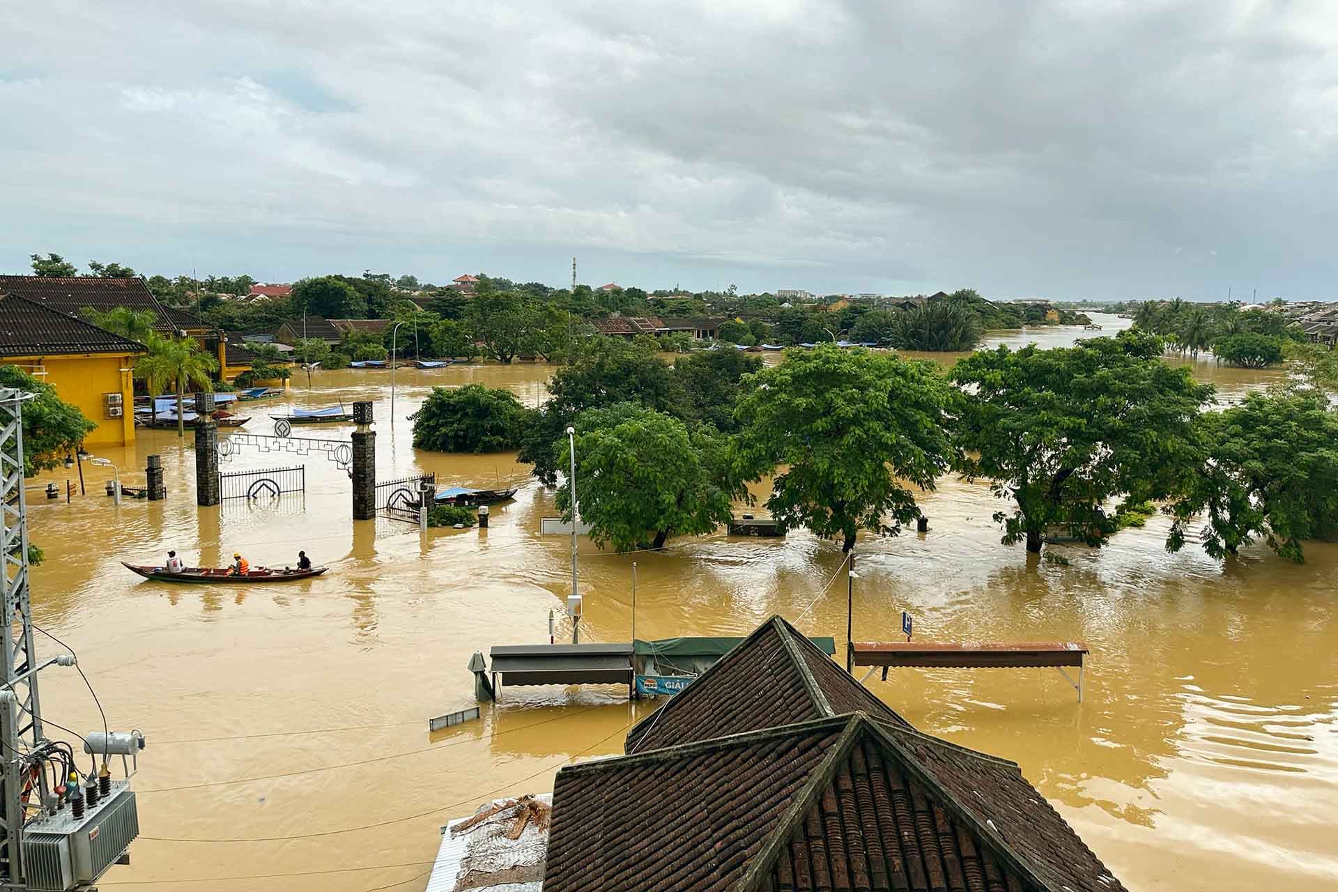 hoi-an-flood-diary-eight-days-of-survival-part-1-featured